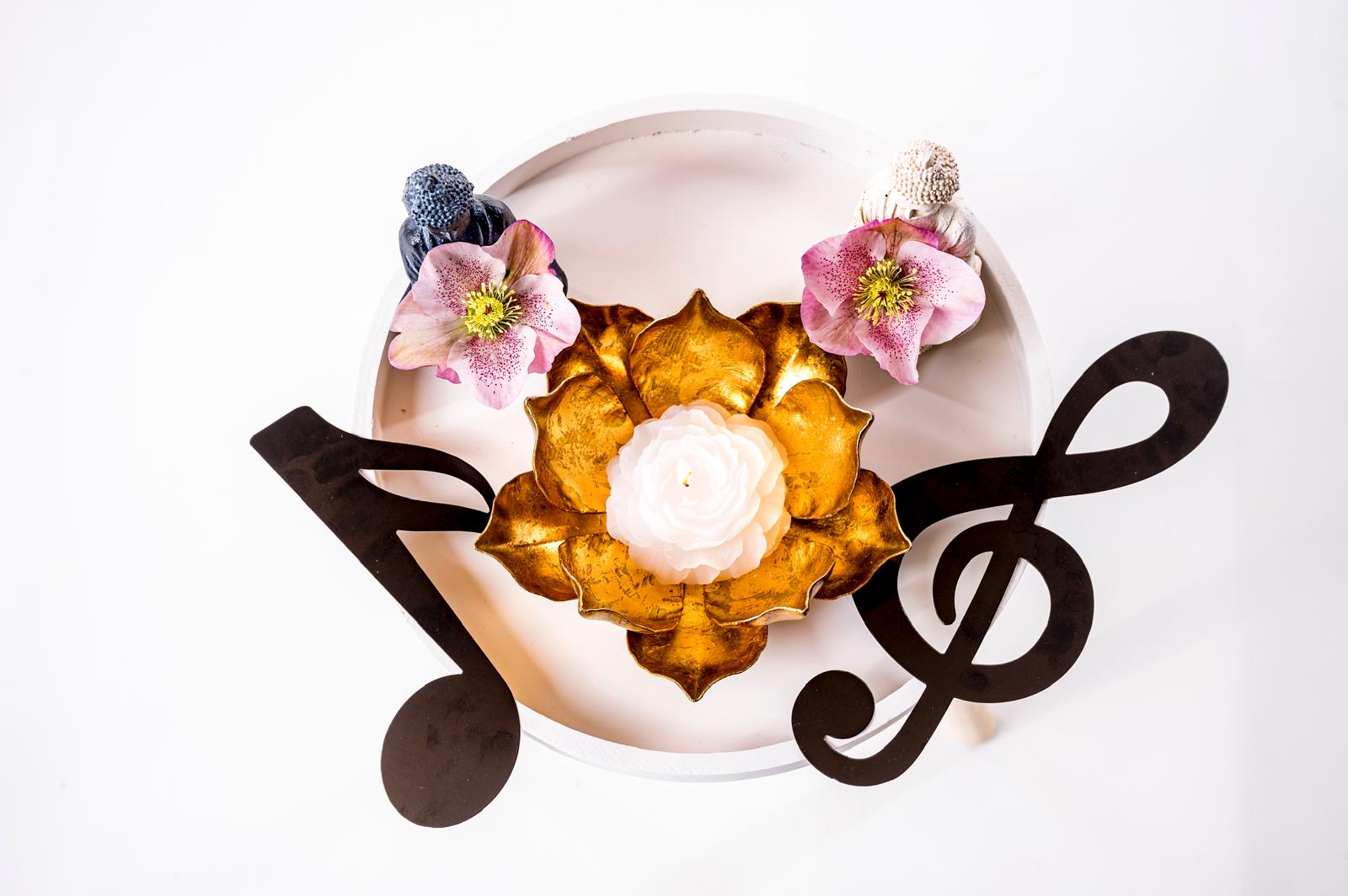 Eine Klangschale mit einem Holzschlägel daneben